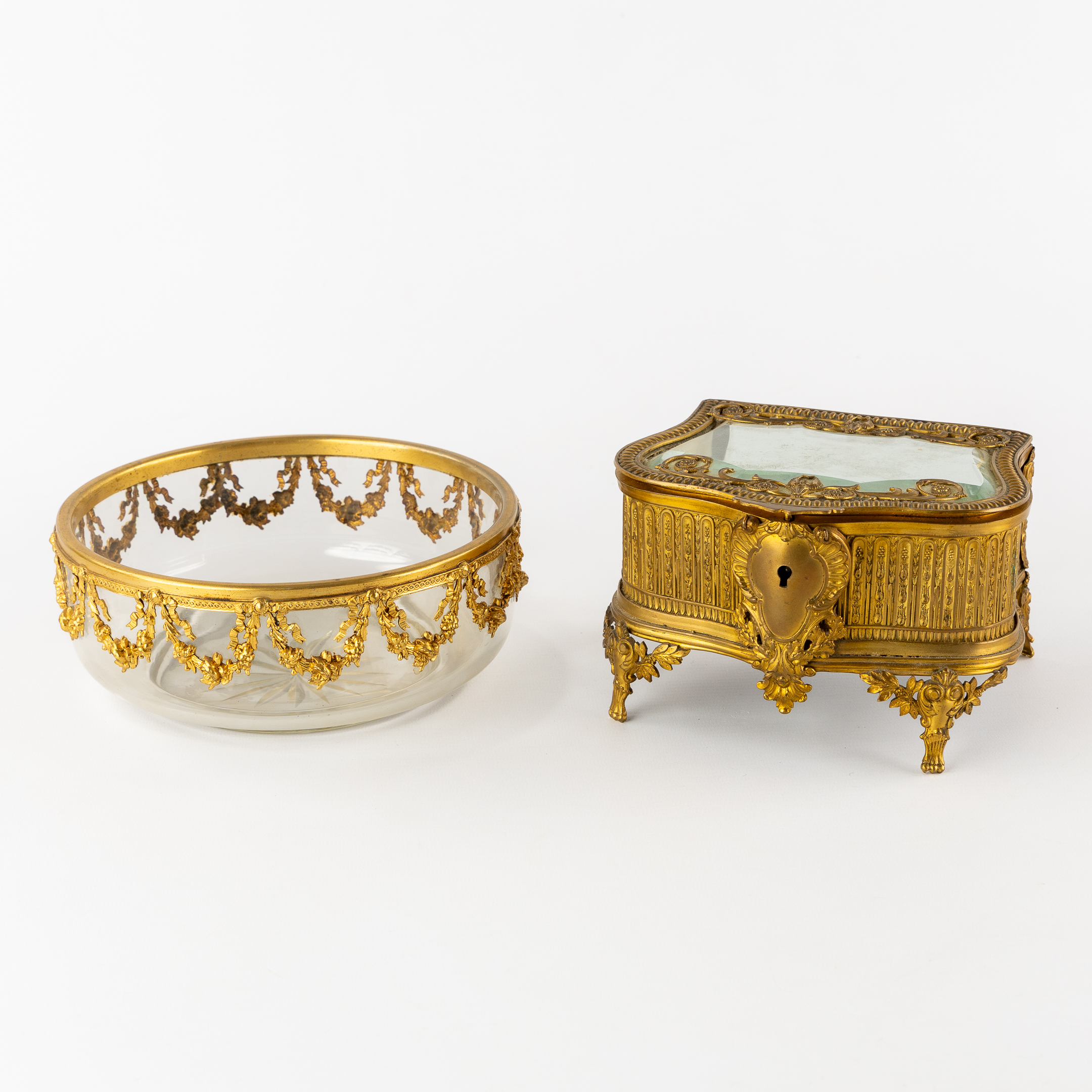 A bowl and Jewellery box, gilt bronze and facetted glass. Napoleon III. 19th C.  (L:18.5 x H:7.5 cm)